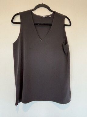 Uniqlo Black V-Neck Sleeveless Tank Top